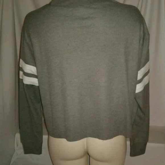Hollister Gray Long Sleeve Crop Top Sweatshirt - Picture 3 of 8